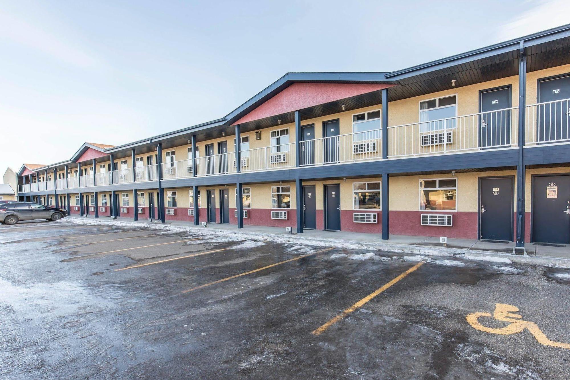 Empire Inn & Suites Penhold Exterior foto